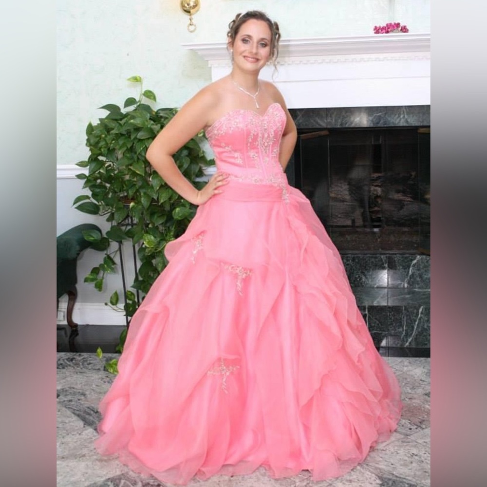Teen prom/ sweet 16/ quincenera dress by Distinct. Size medium. Fits 5’4” 145lbs